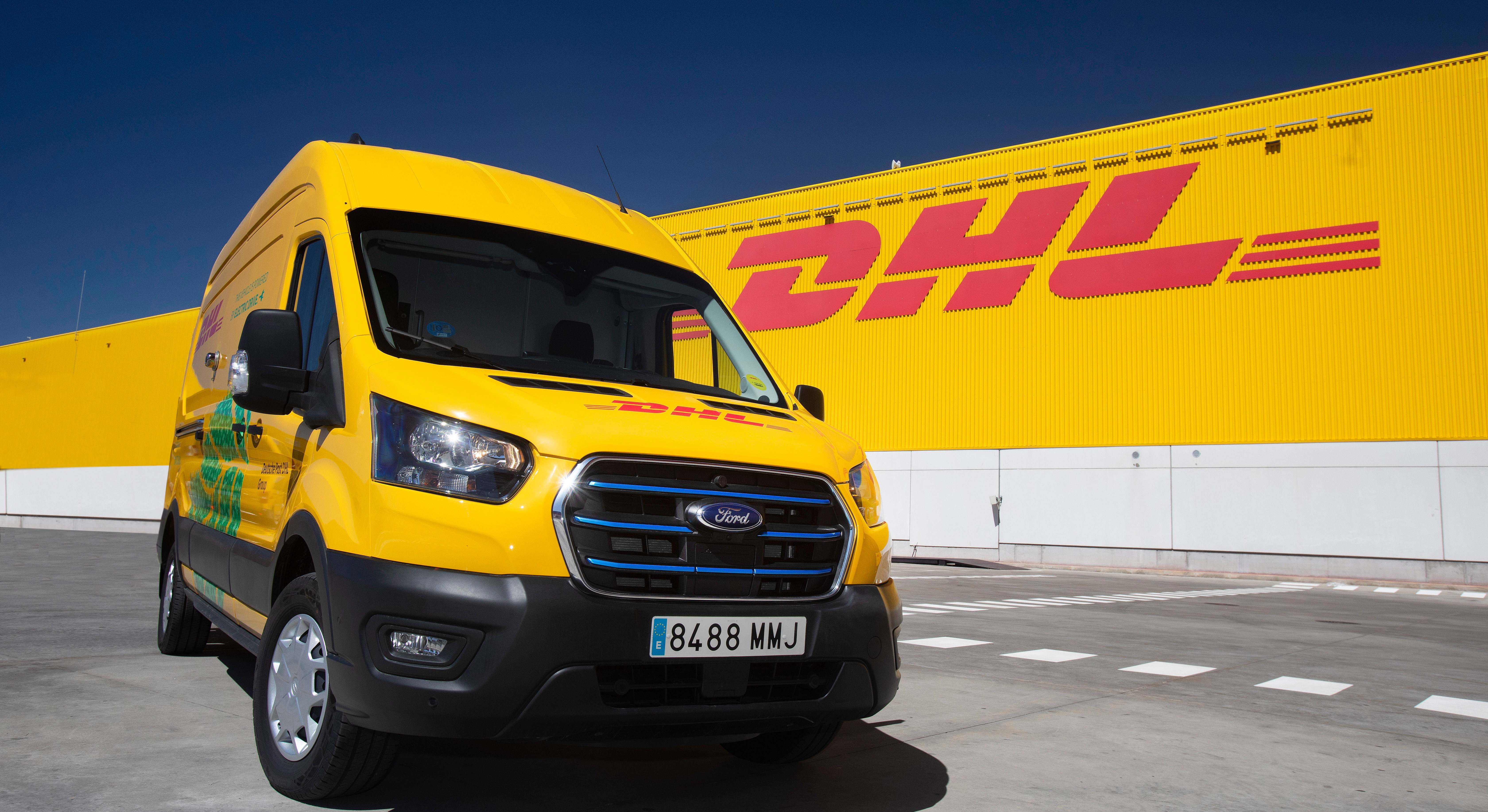 Un vehículo de DHL junto a uno de sus almacenes.
