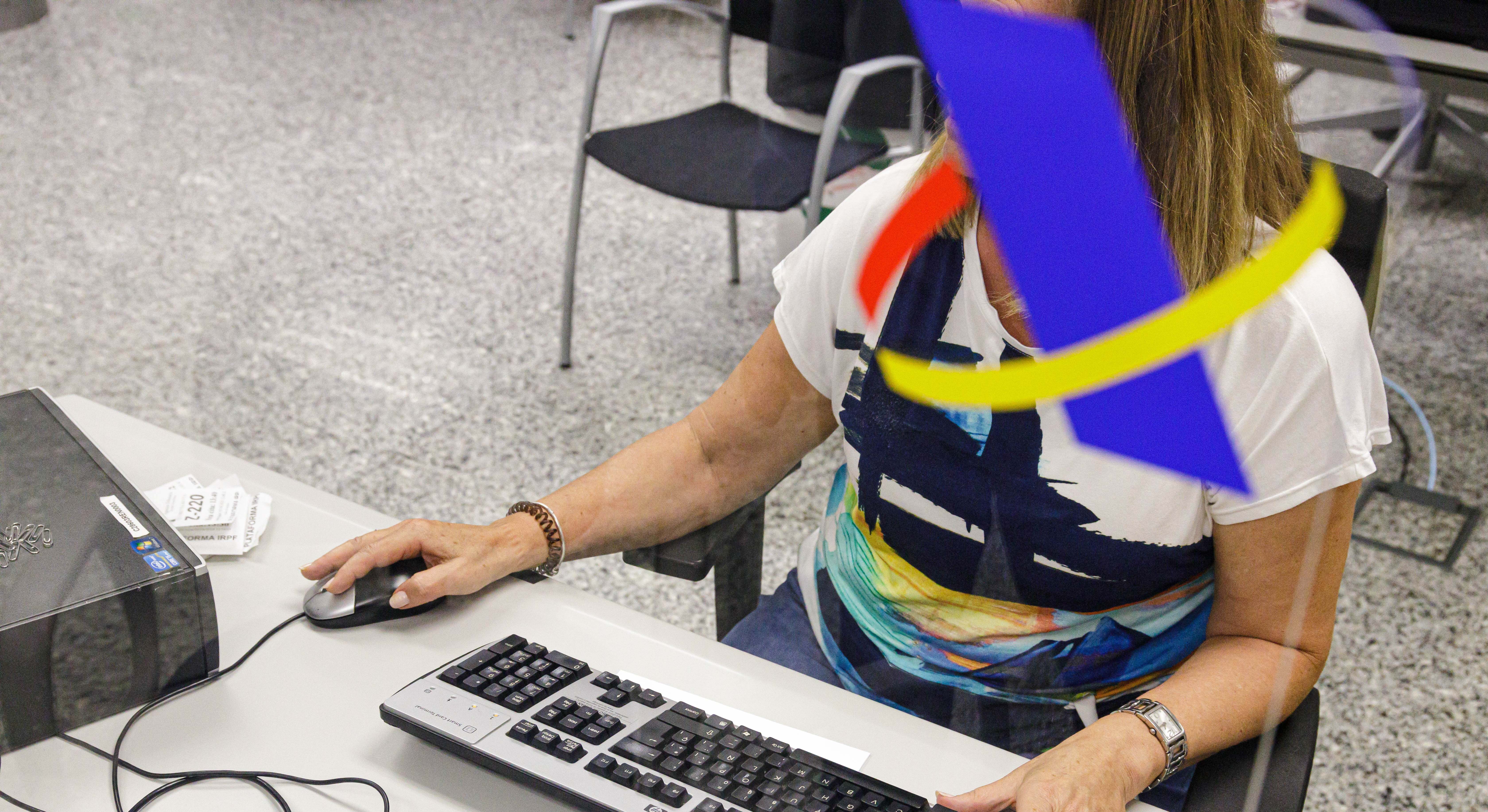 Imagen de una funcionaria en una oficina de la Agencia Tributaria.