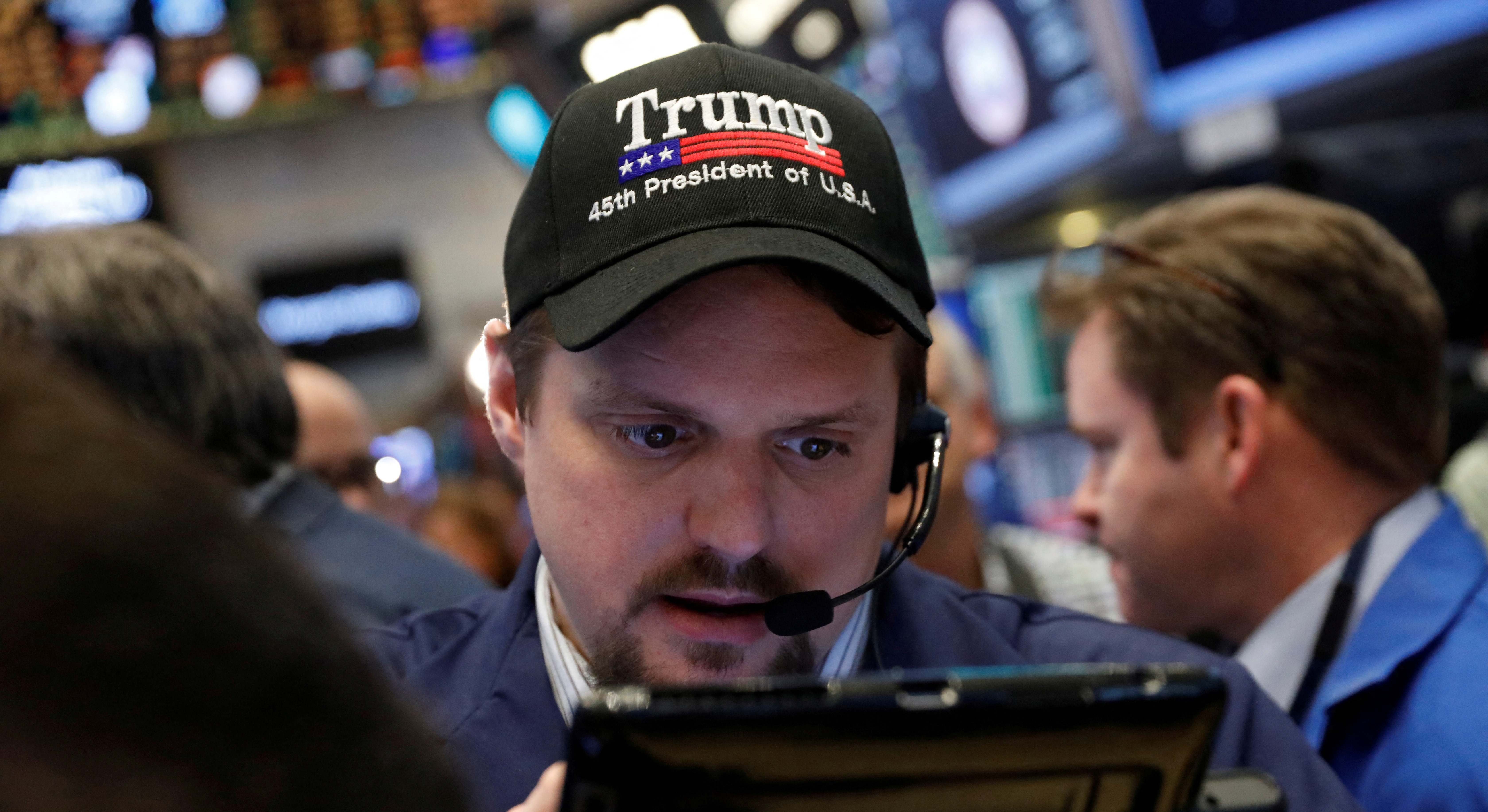 Un operador de Wall Street, con una gorra de Trump. Foto: Reuters