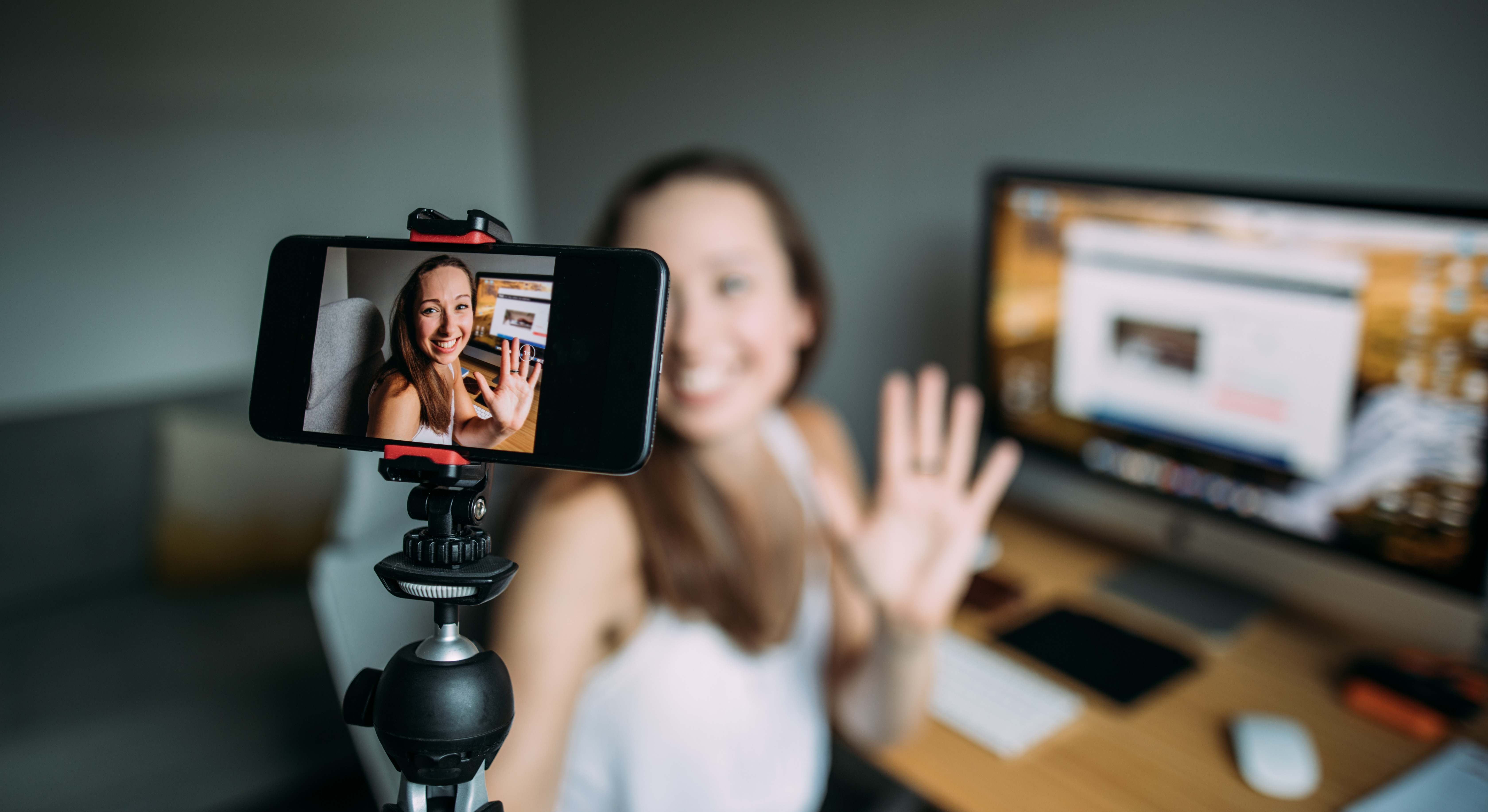 Una mujer se graba un vídeo