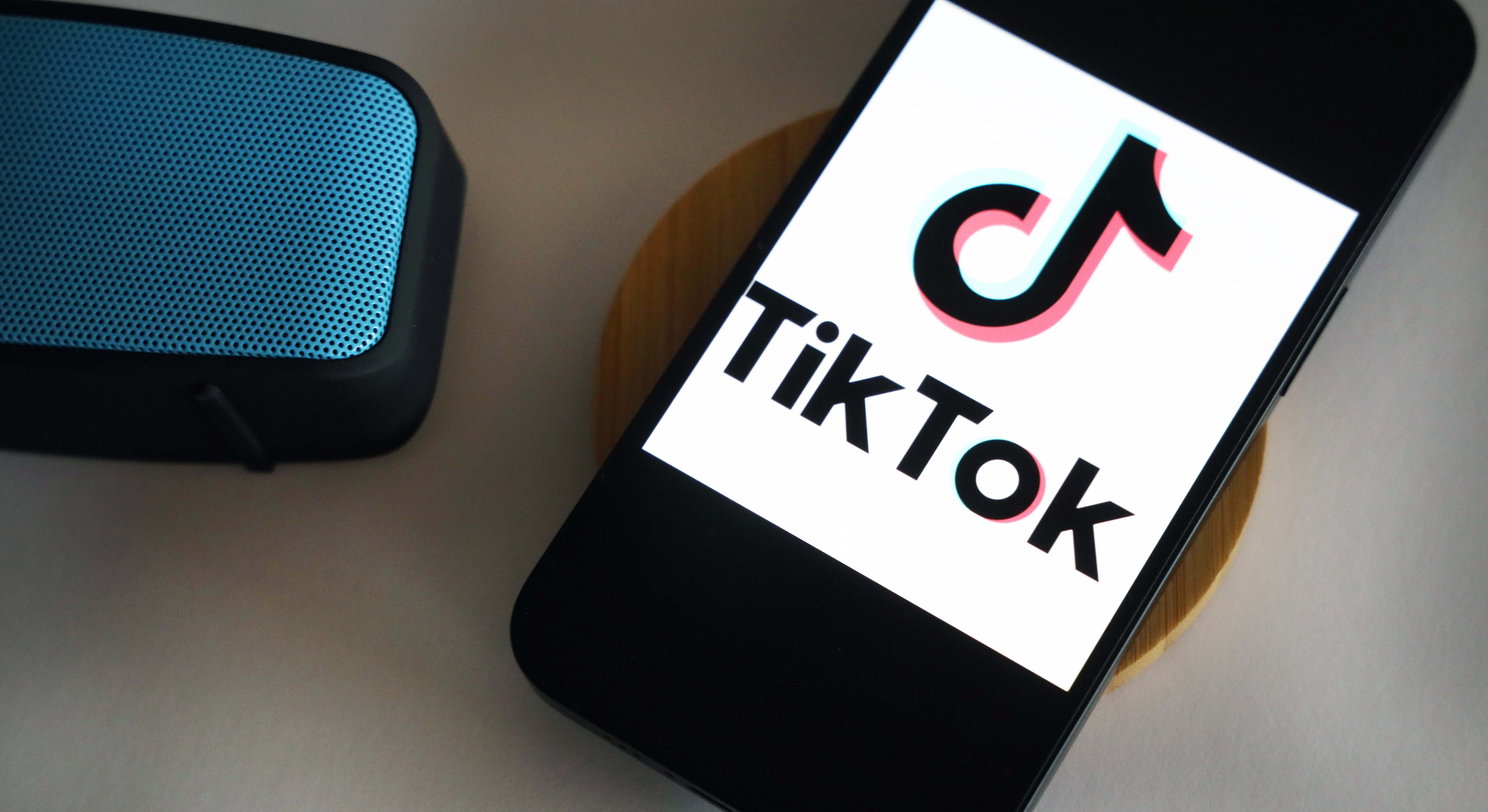 Un teléfono móvil con la aplicación de Tik Tok abierta