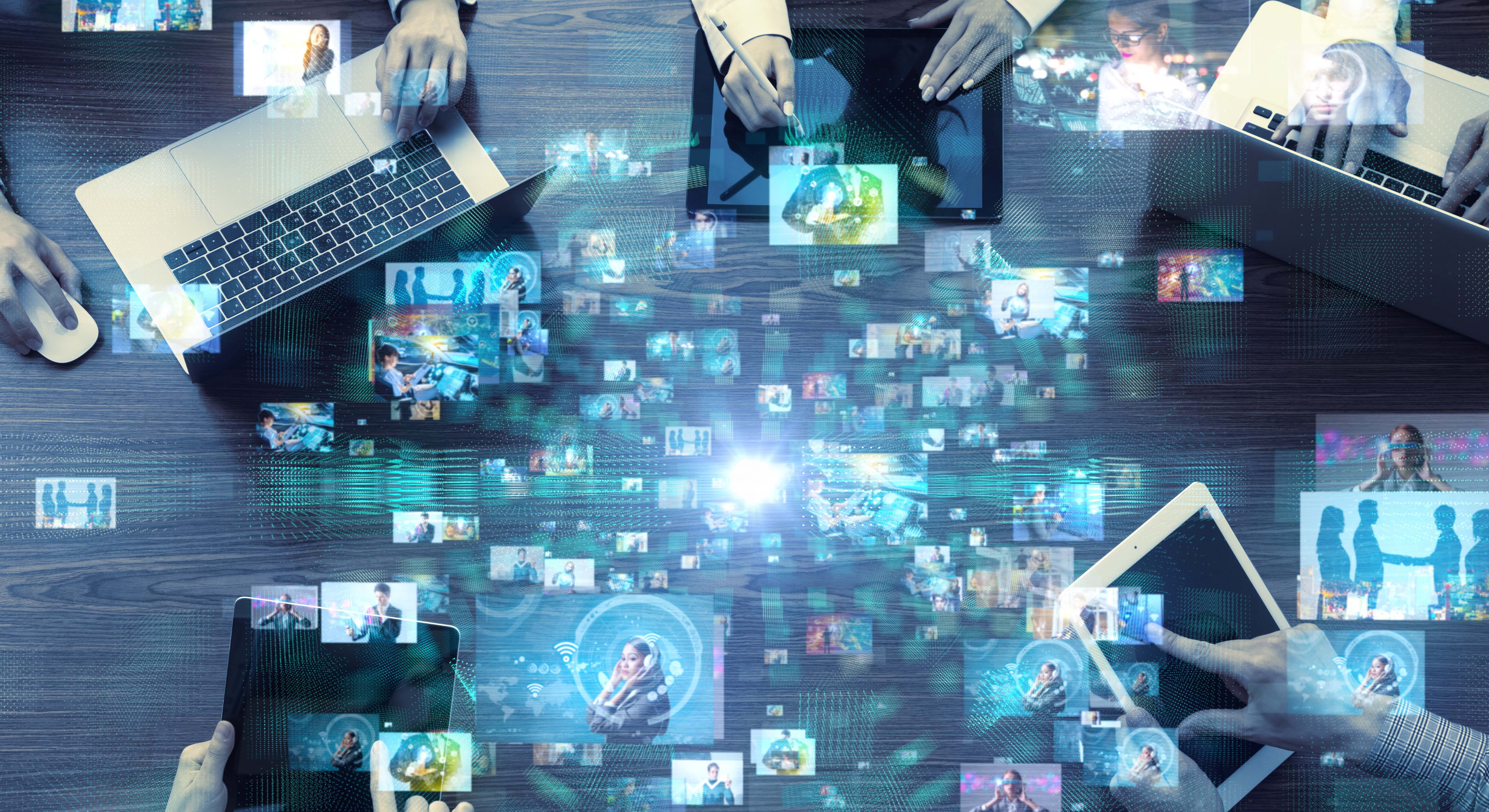 Varias personas con dispositivos electrónicos