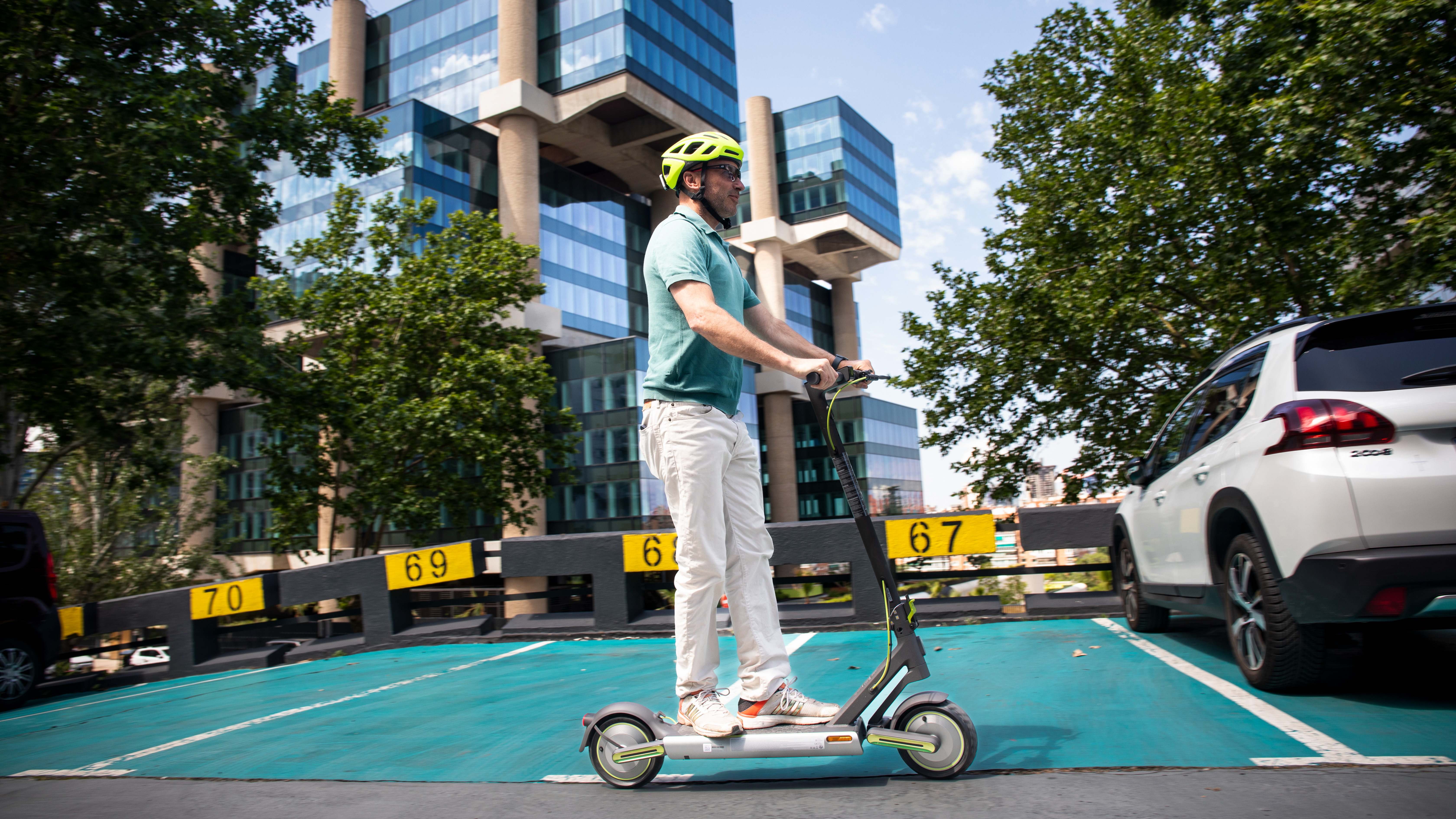 Patinete circulando por Madrid. 