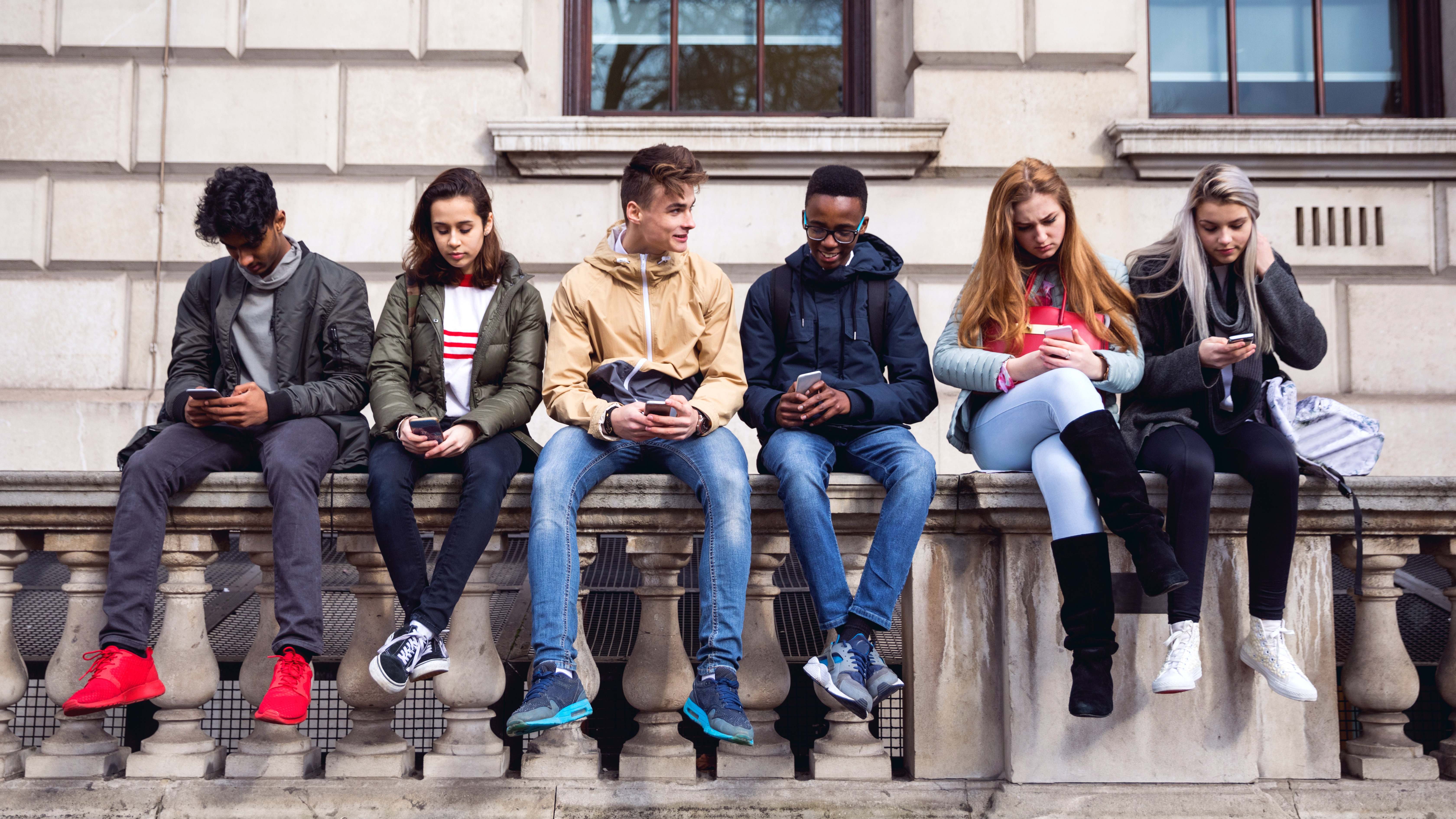 Adolescentes con el móvil