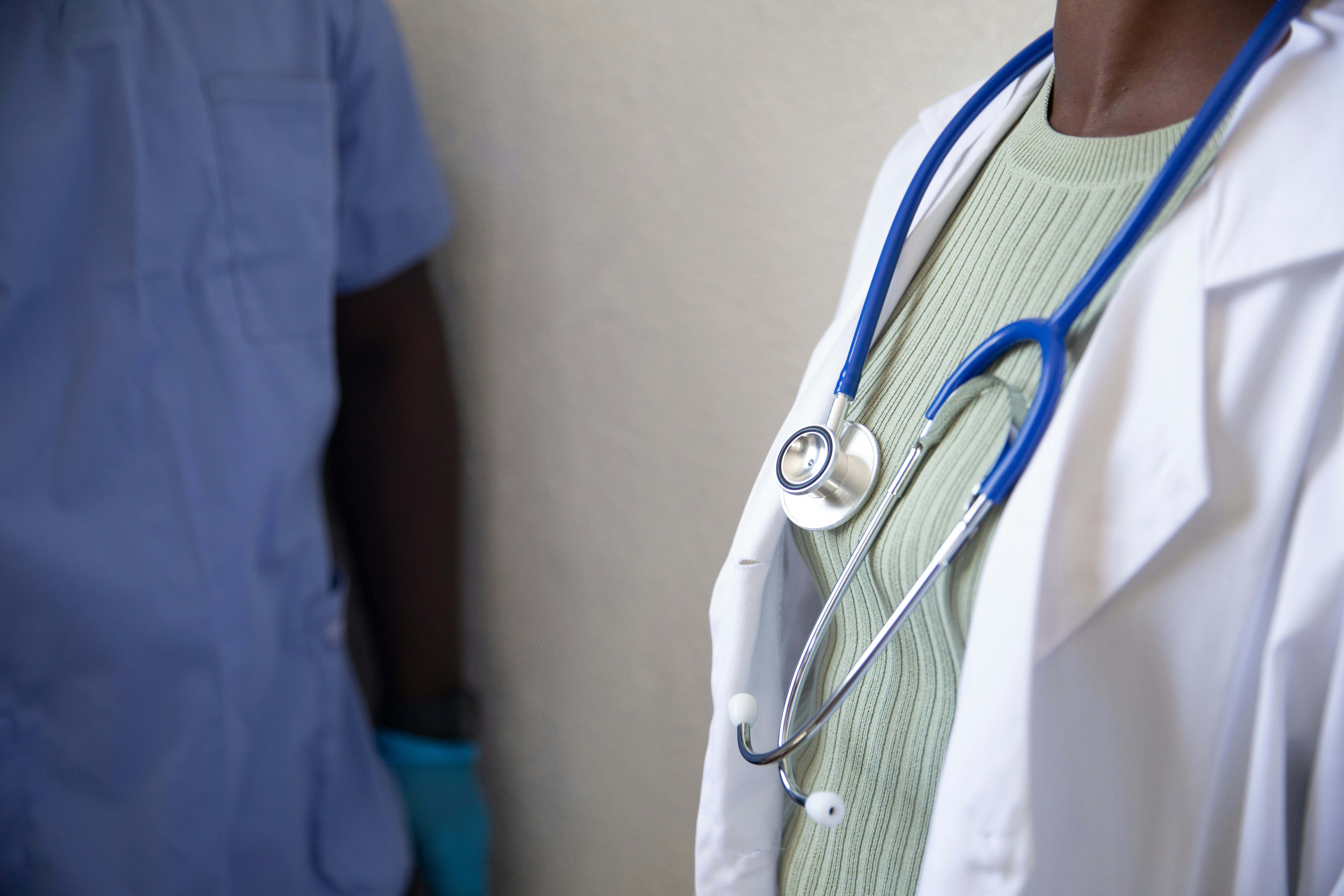 Varios médicos se preparan para atender a un paciente