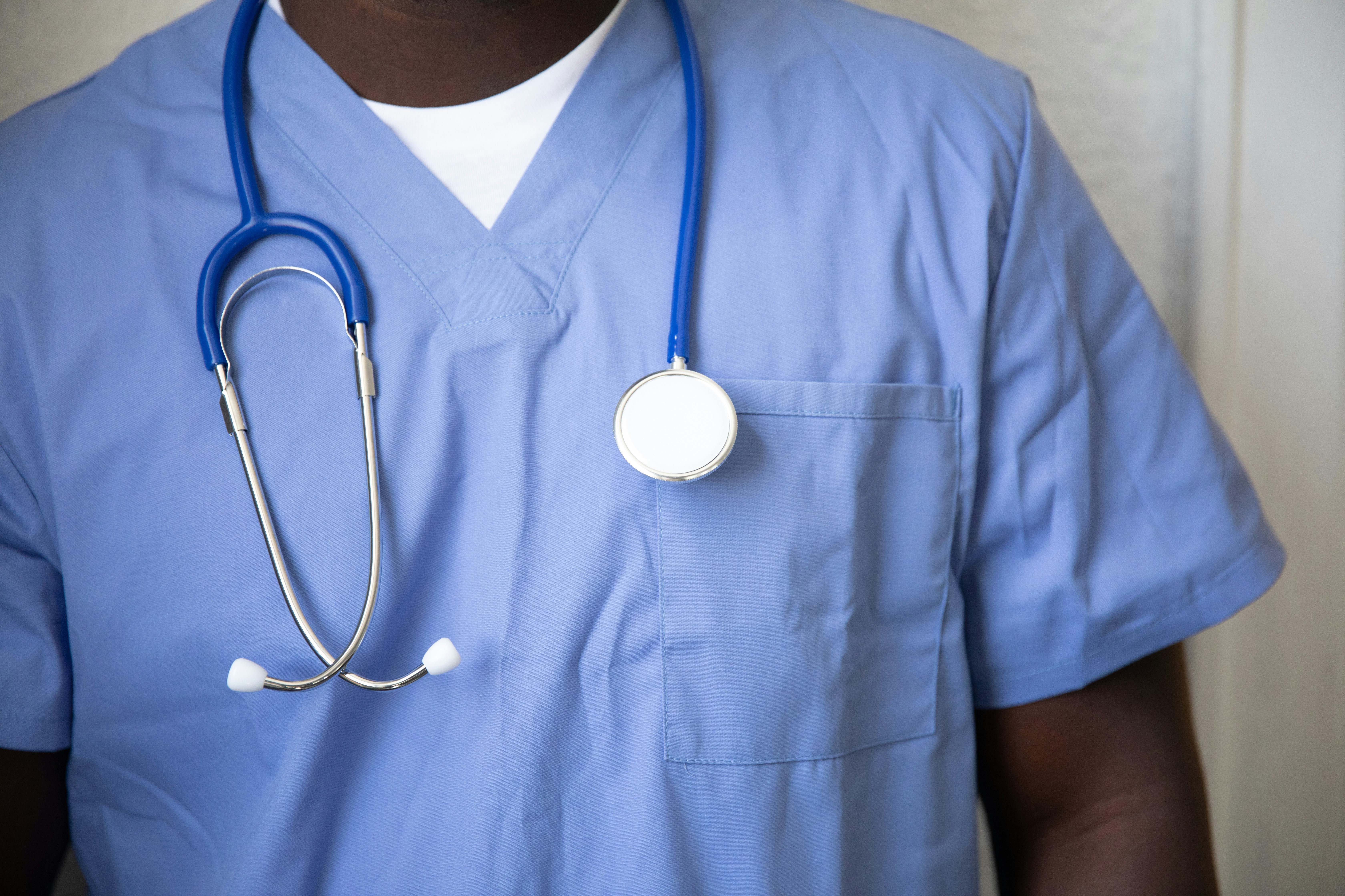 Un médico se prepara para atender a un paciente