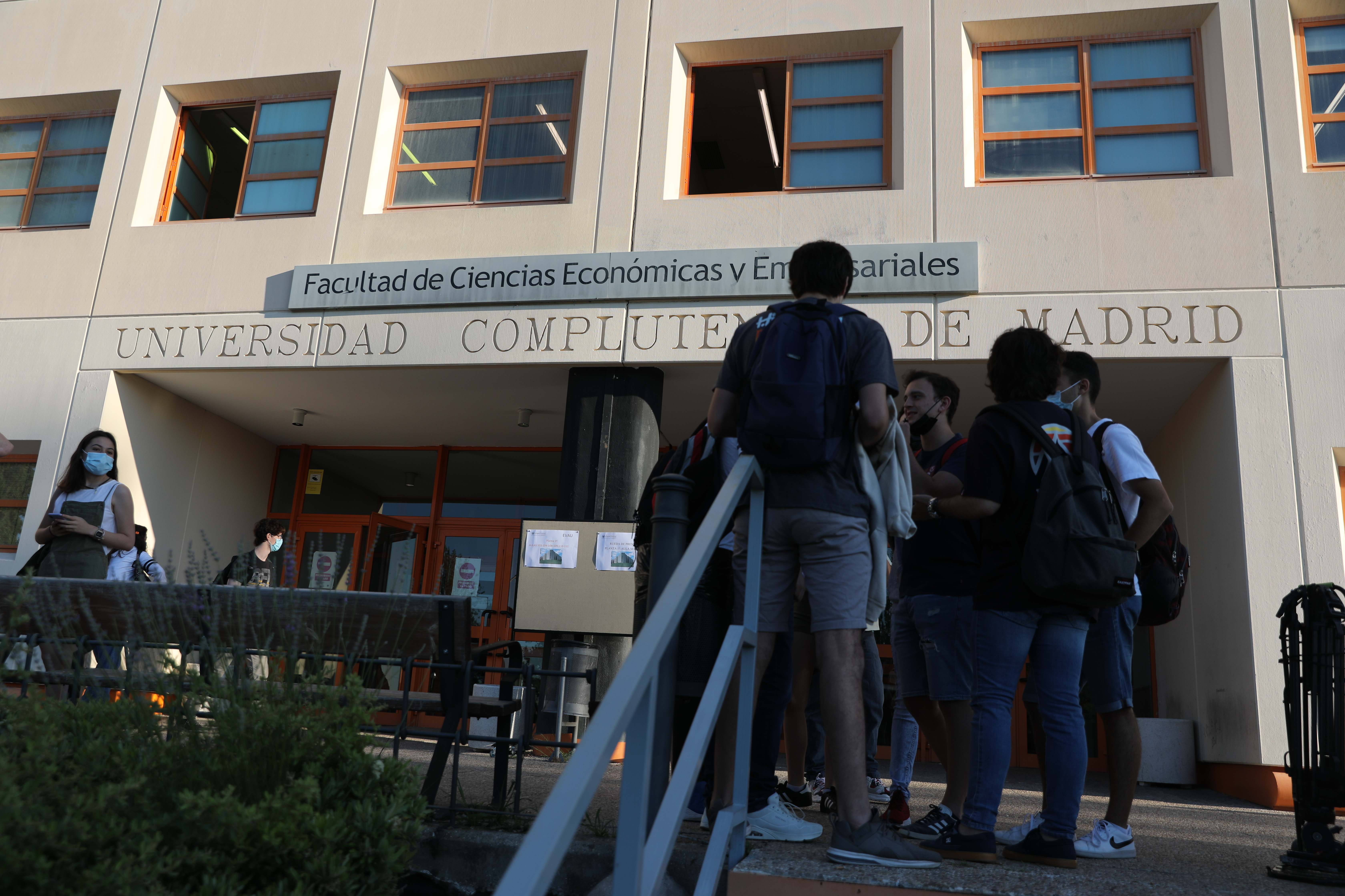 Un grupo de estudiantes en la puerta de la Facultad de Ciencias Económicas y Empresariales el día del comienzo de los exámenes de selectividad