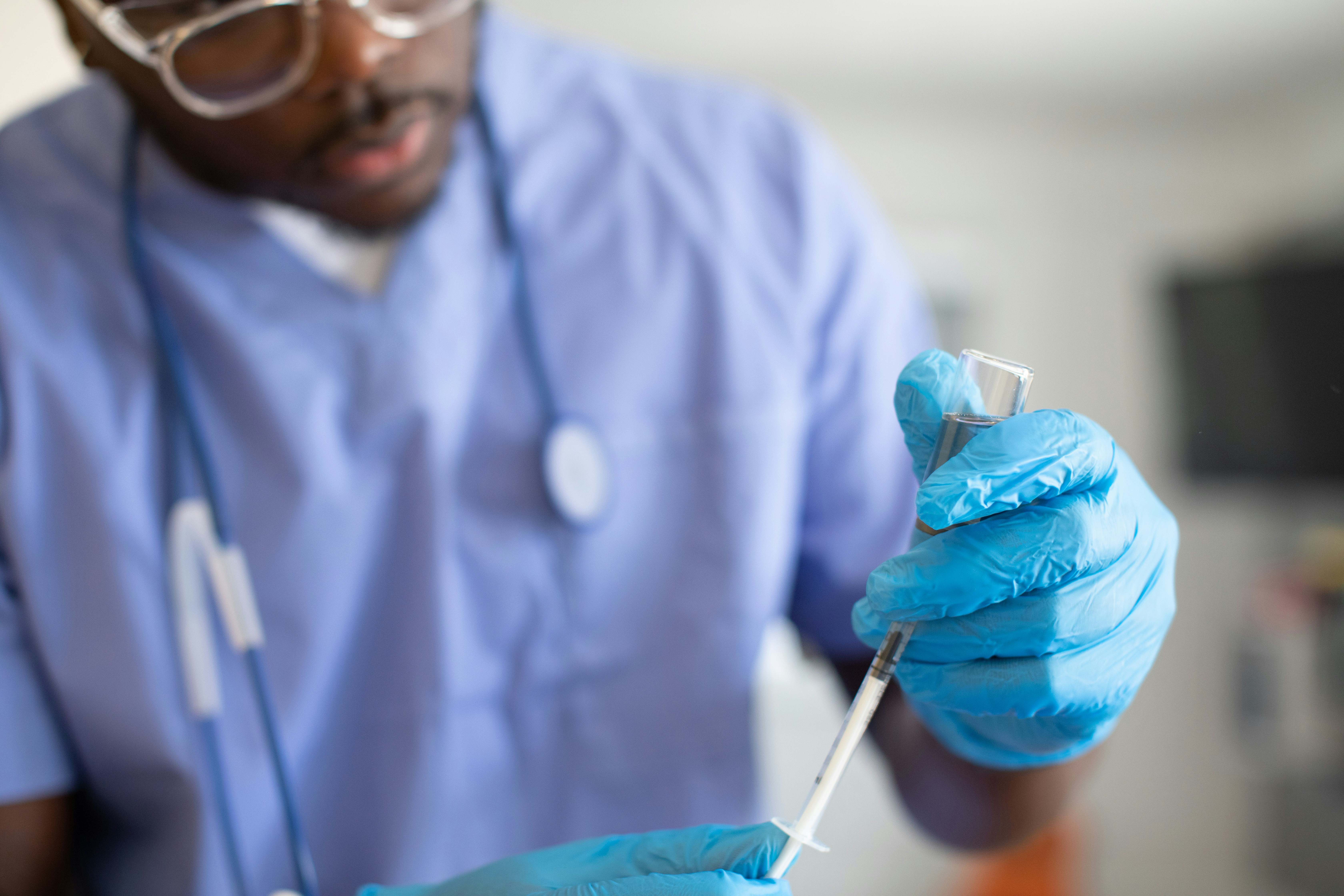 Un médico se prepara para atender a un paciente