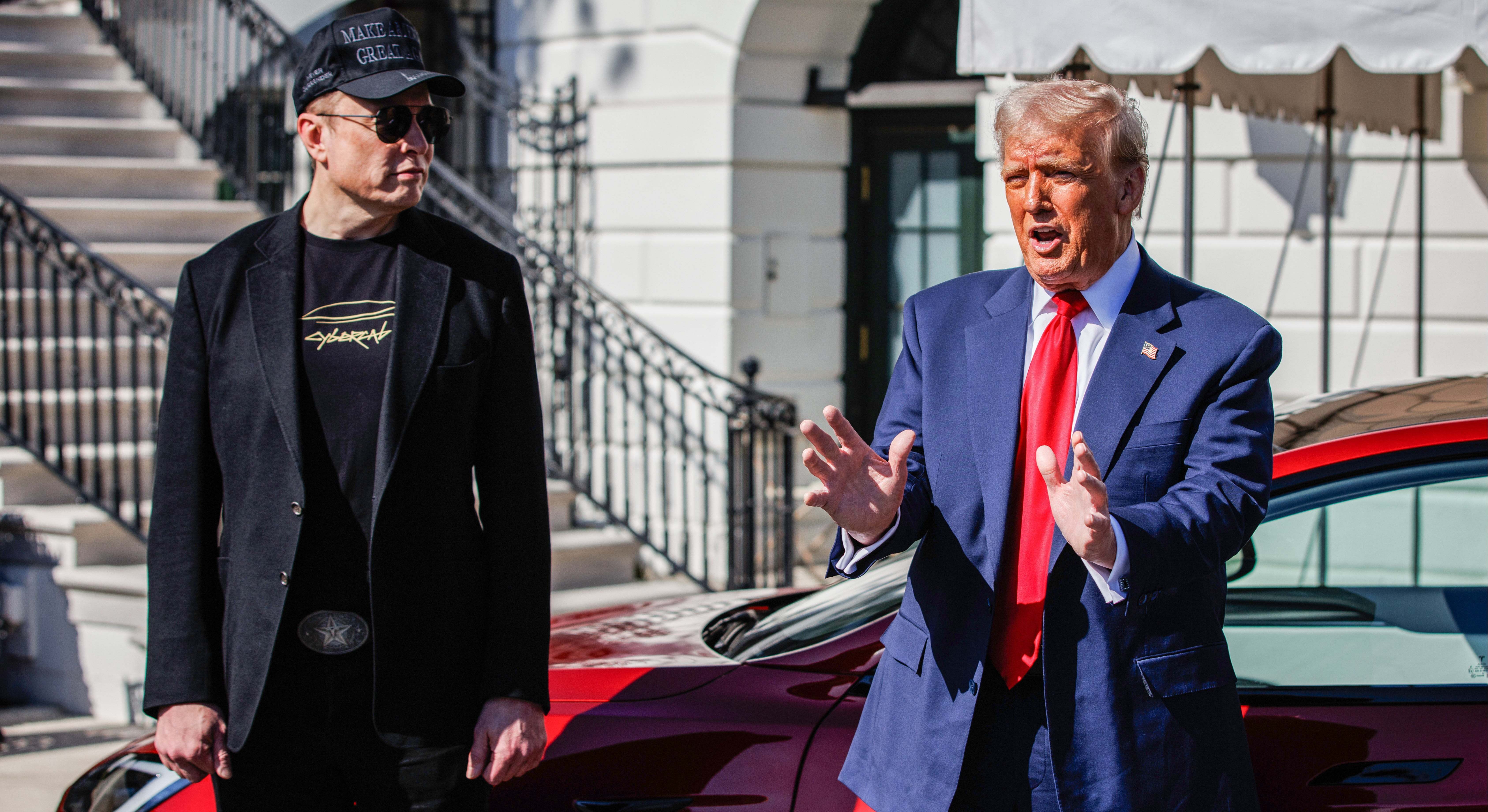 Donald Trump y Elon Musk en Washington delante de un Tesla Model S