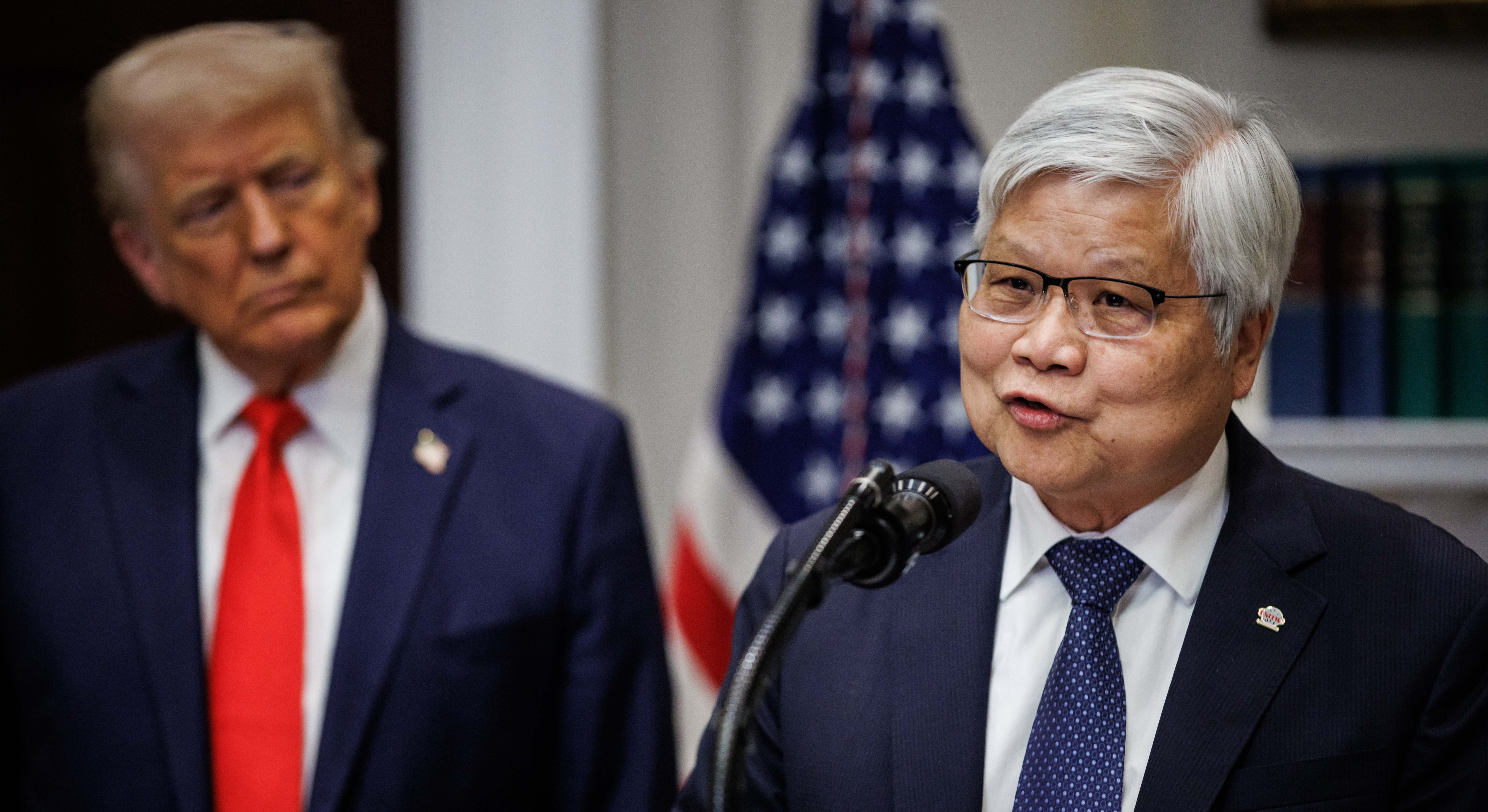 El presidente estadounidense, Donald Trump (centro), junto al CEO de TSMC, C. C. Wei.
