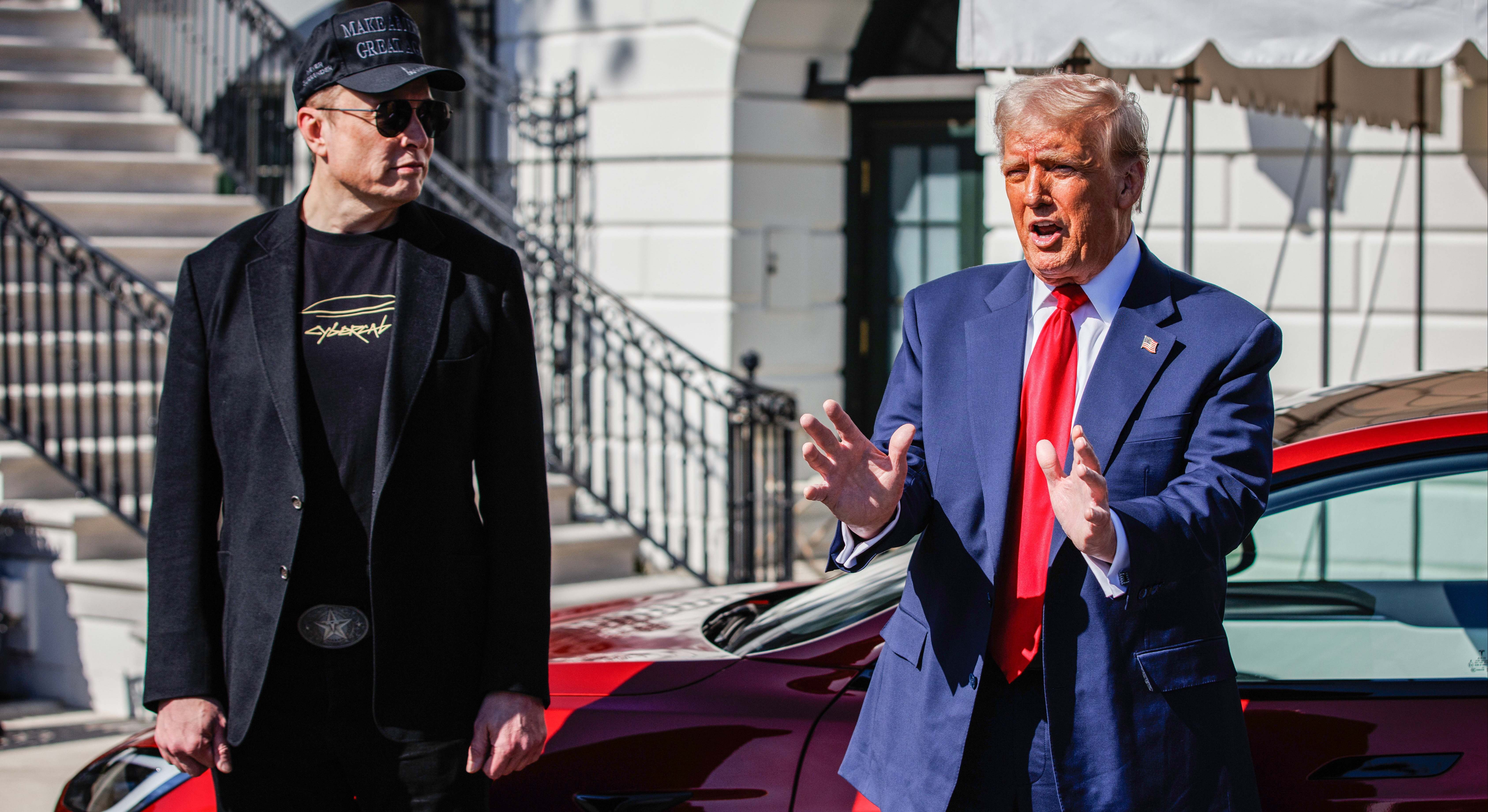 Donald Trump y Elon Musk juntos frente a un Tesla Model S