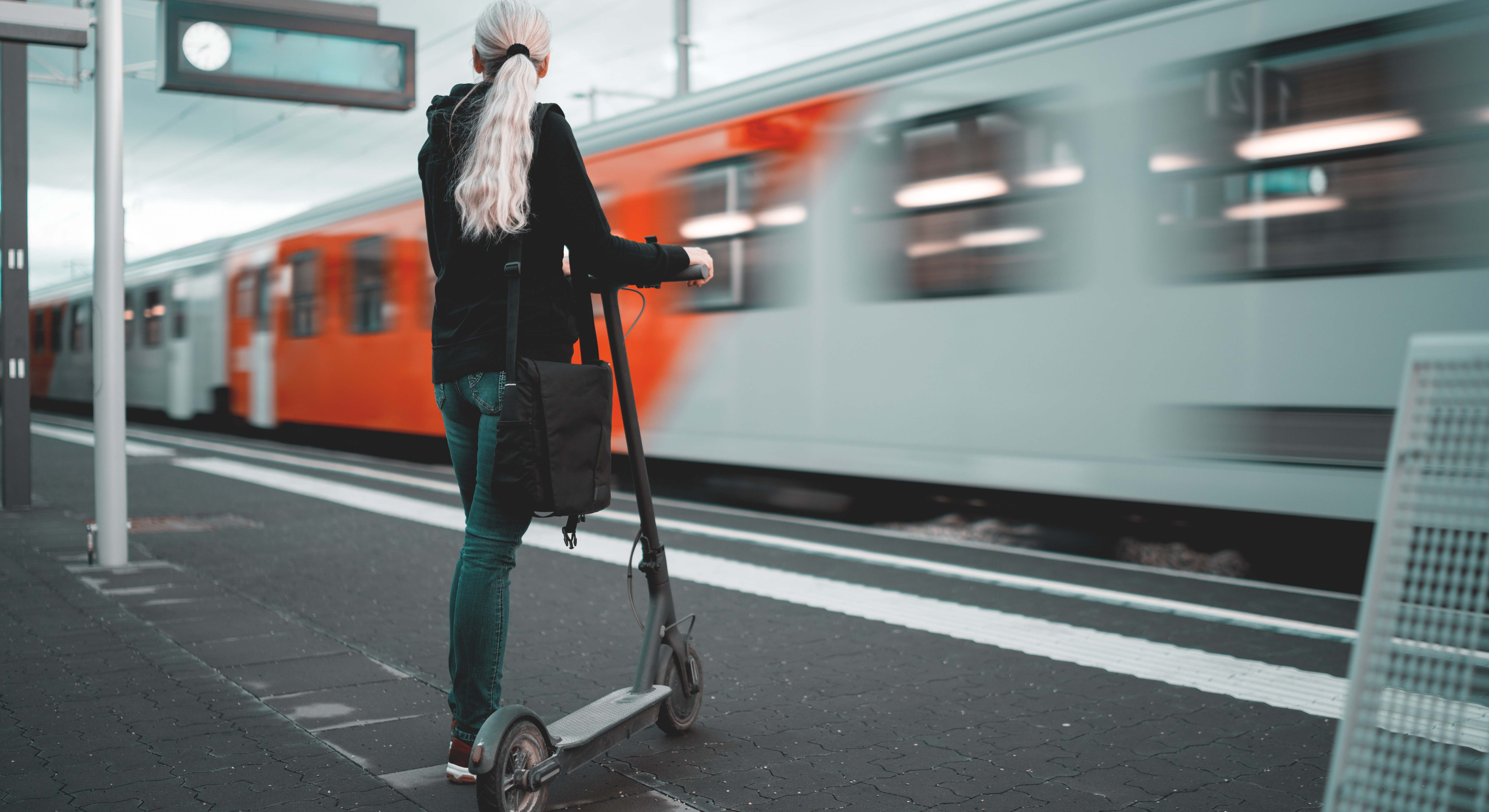 Mujer con patinete eléctrico