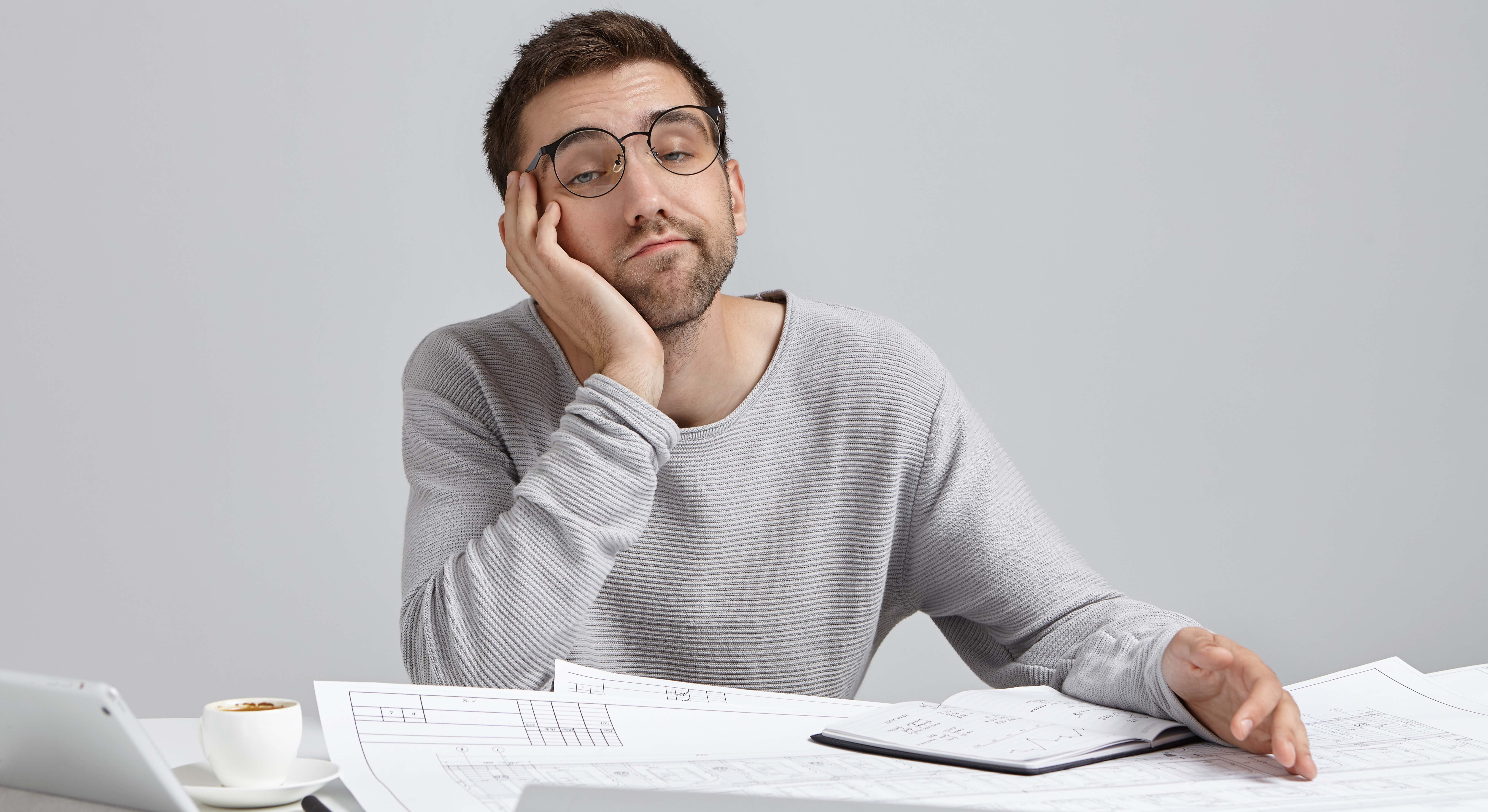 Hombre posponiendo tareas