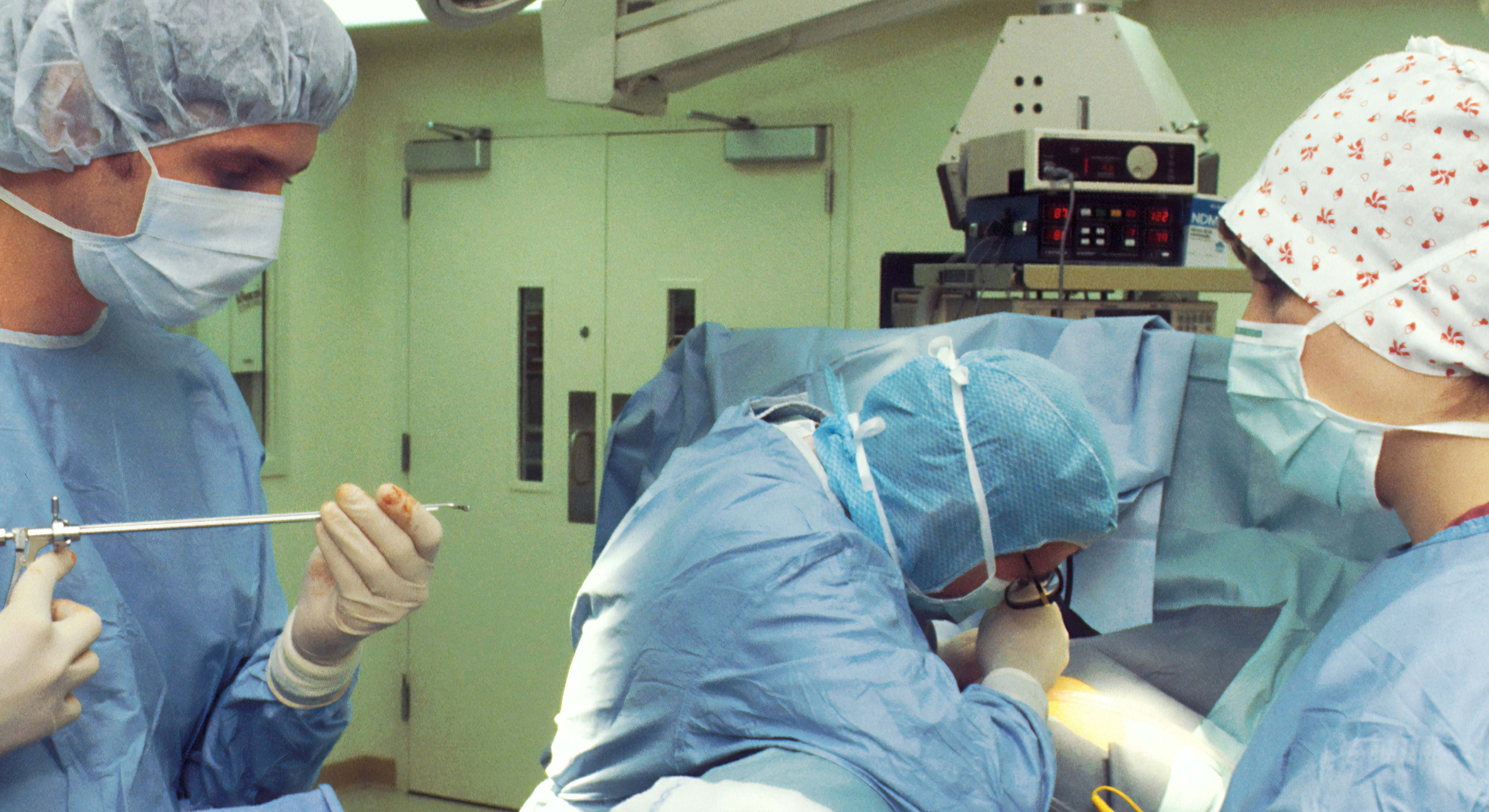 Médicos realizan una operación en España