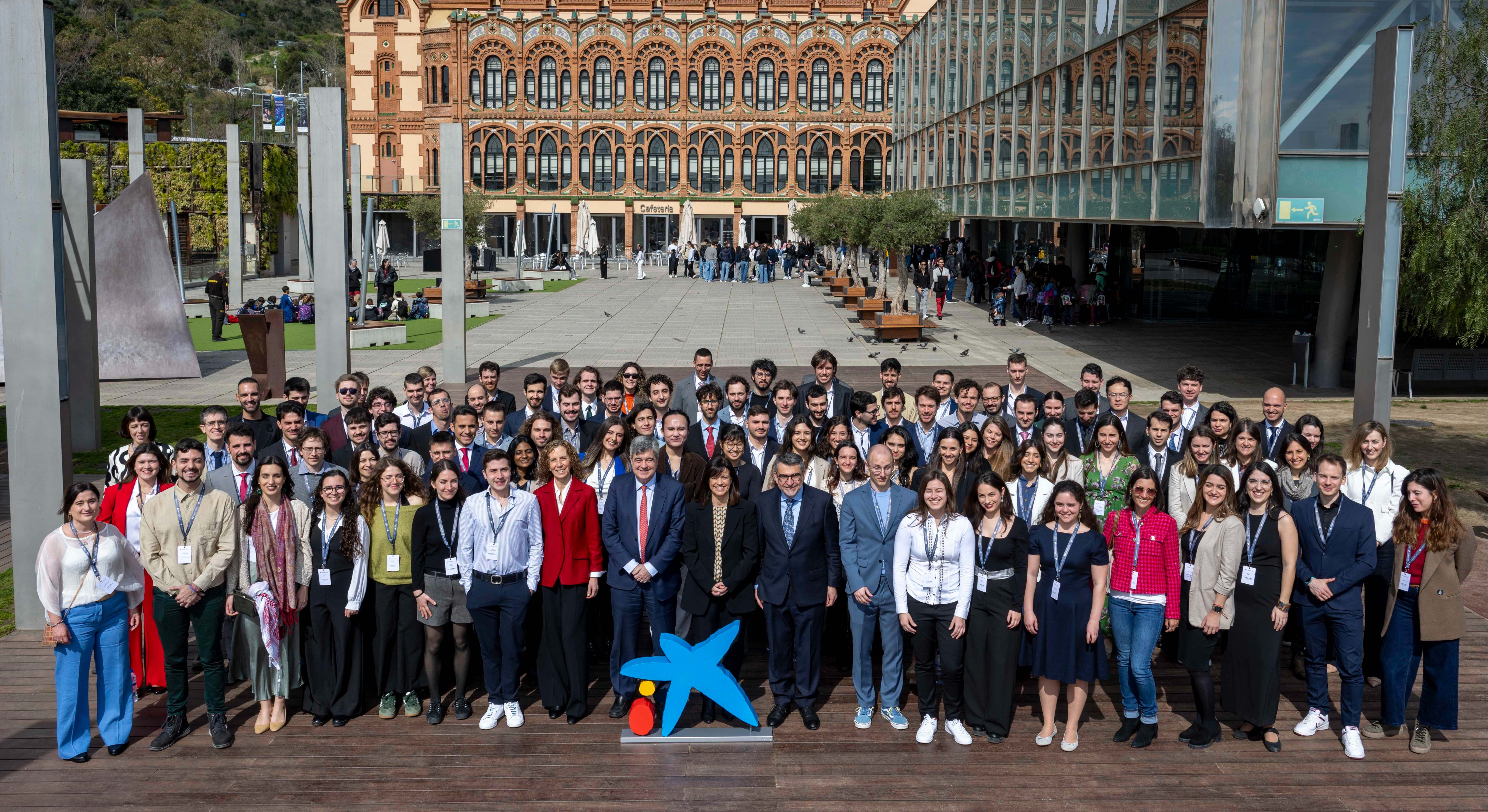 Los becarios participaron en un acto de reconocimiento en CosmoCaixa.