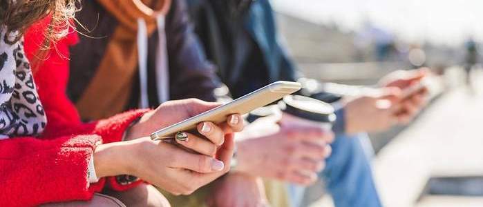 moviles-jovenes-dreamstime.jpg