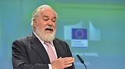 Cañete cree que España necesita 300.000 puntos de recarga para el coche eléctrico en 2030 para cumplir con las emisiones comprom