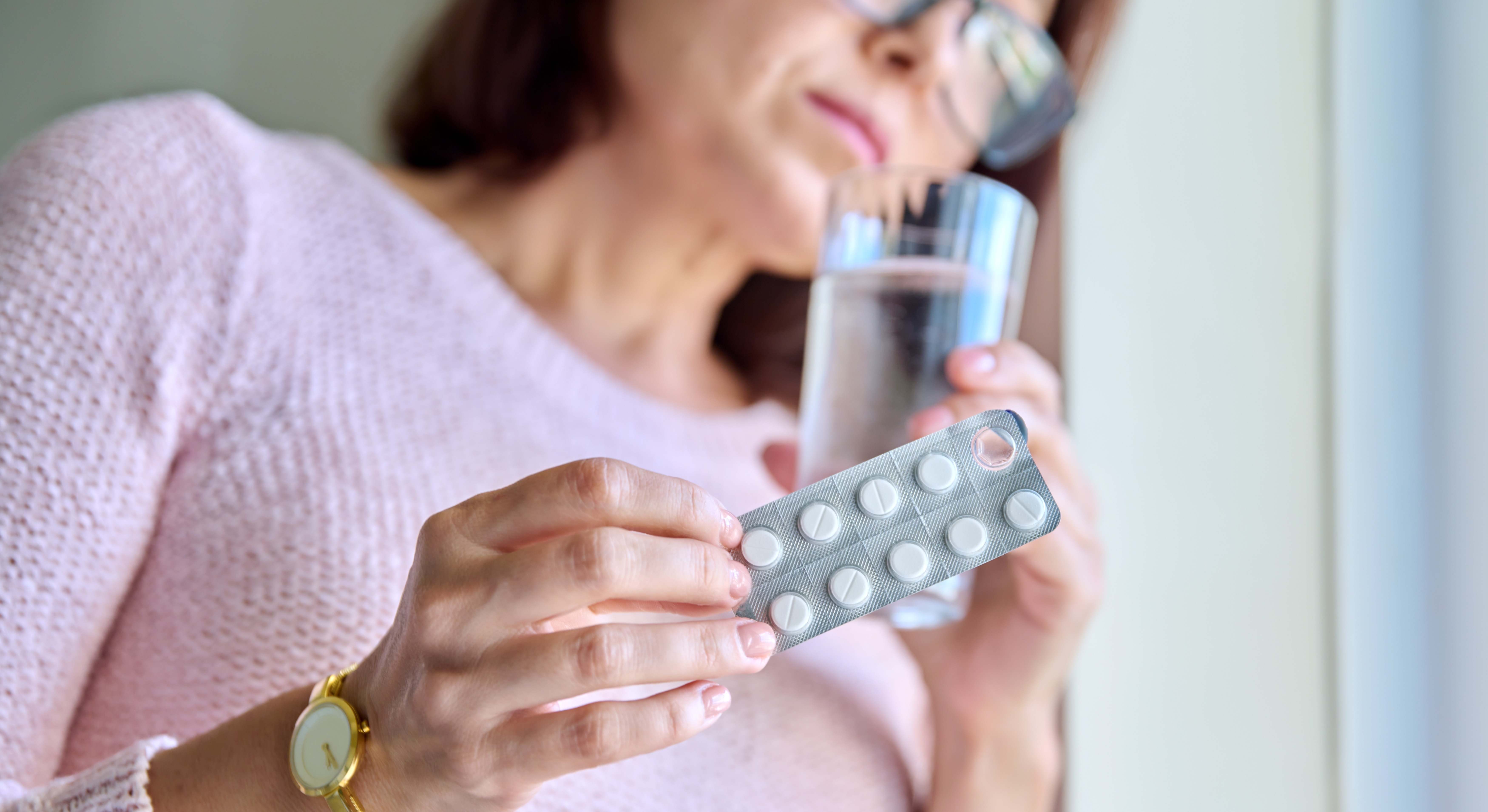 Una mujer tomando medicación