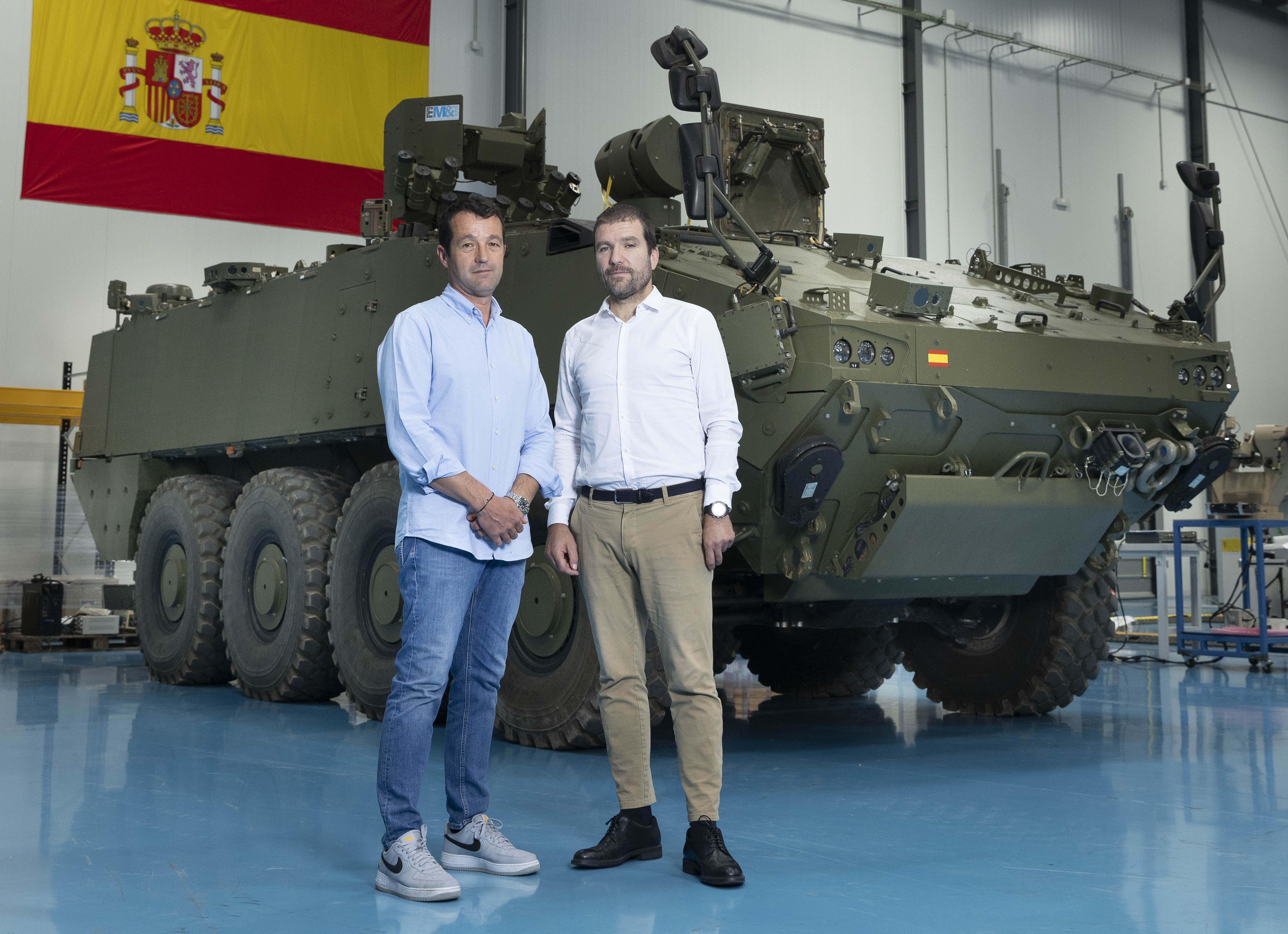 Ángel y Javier Escribano, presidentes de Indra y Escribano respectivamente con un 8X8