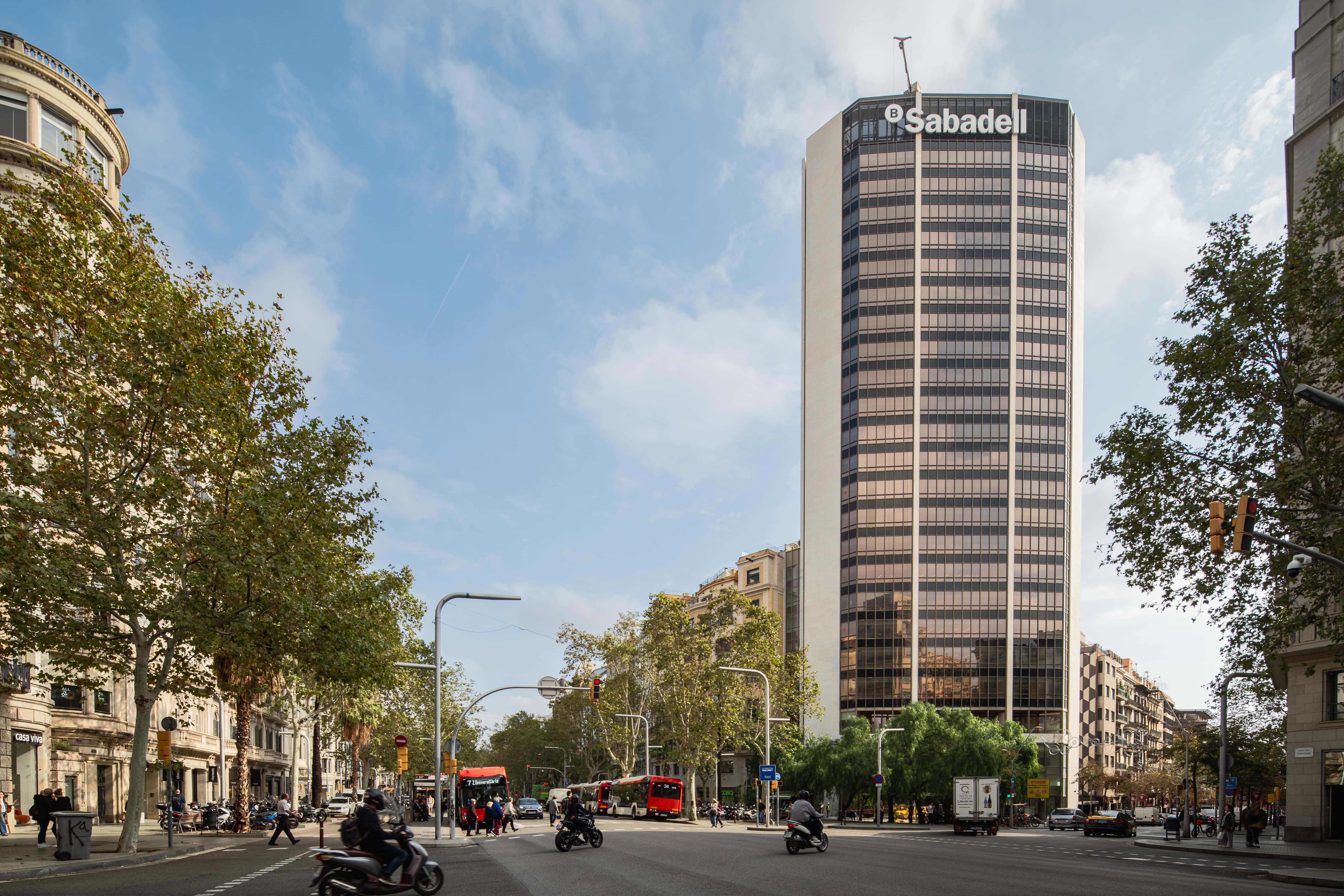 Diagonal Vertical, la antigua torre Sabadell de Barcelona gestionada y remodelada por Hines. EE