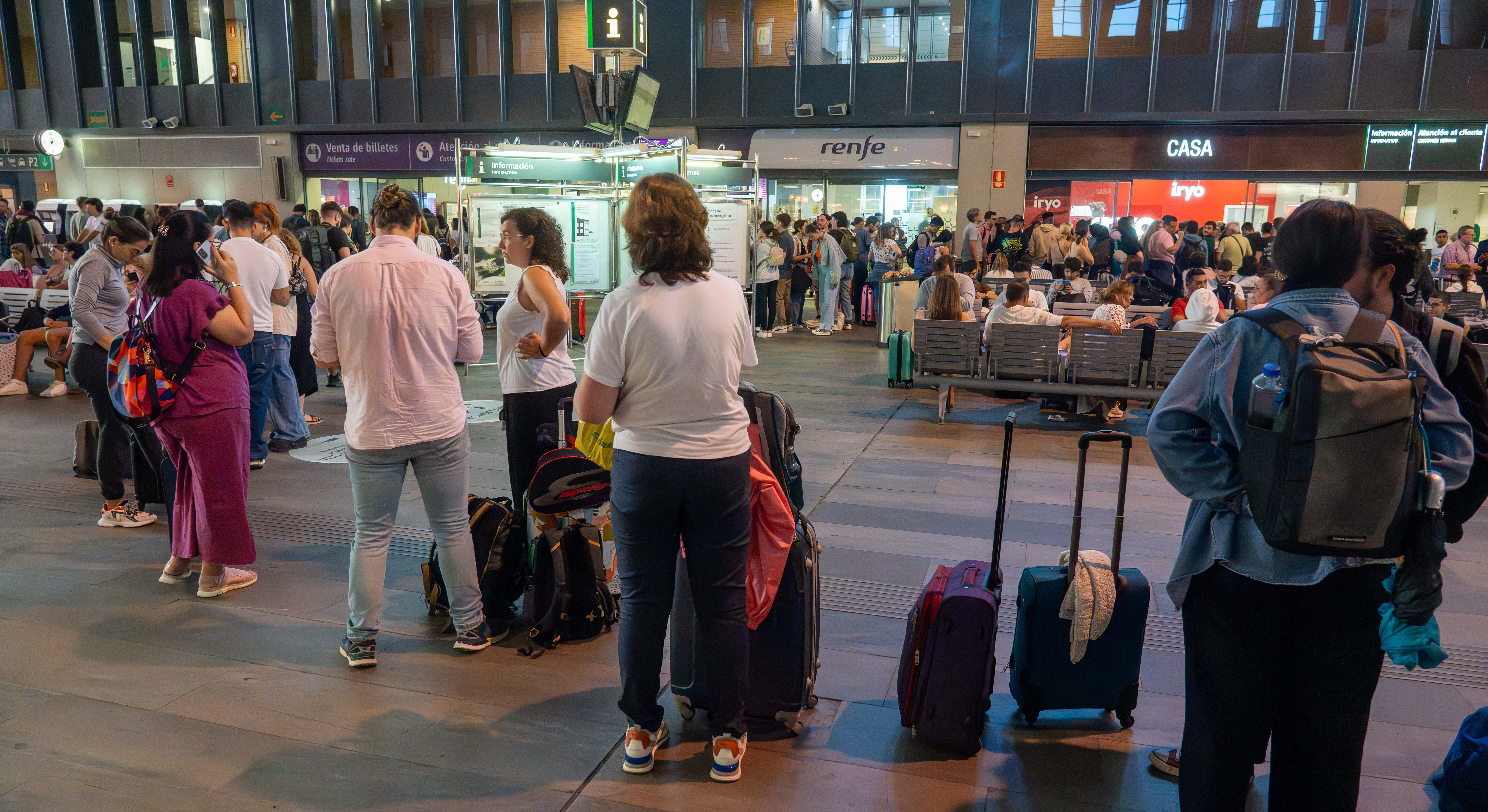 Cientos de usuarios de la línea Madrid-Sevilla afectados por los retrasos en la estación de Santa Justa a 04 de septiembre del 2023 en Sevilla