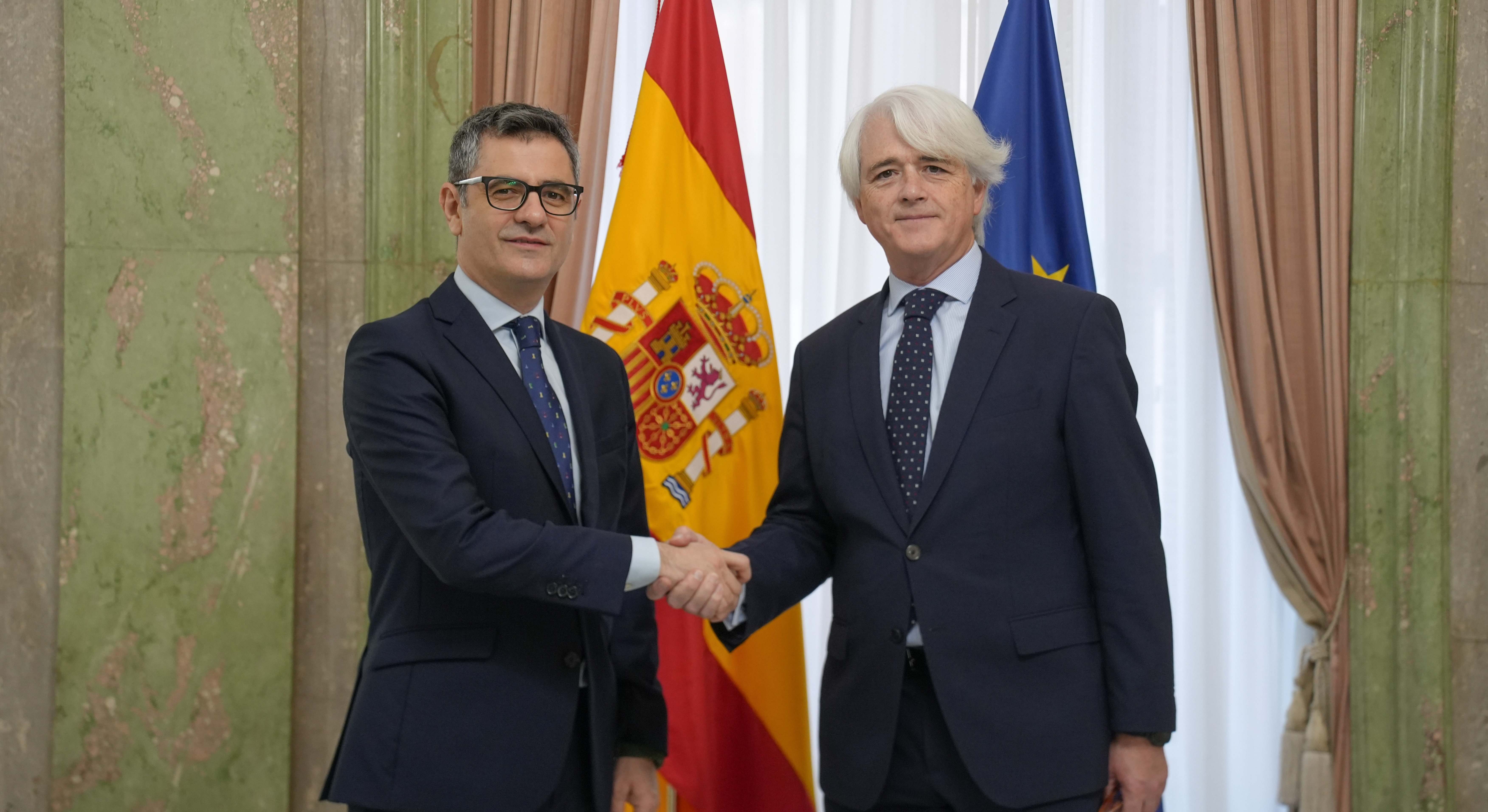 Félix Bolaños (i), ministro de Presidencia, Justicia y Relación con las Cortes, y Salvador González (d.), presidente de la Abogacía española.