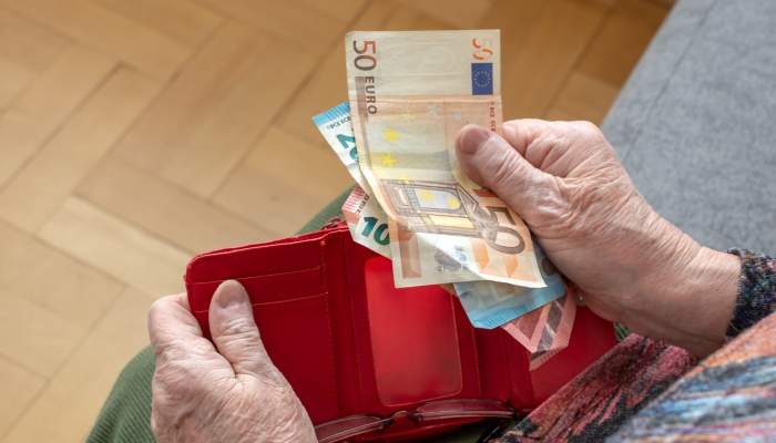 billetes-jubilada-mano.jpg
