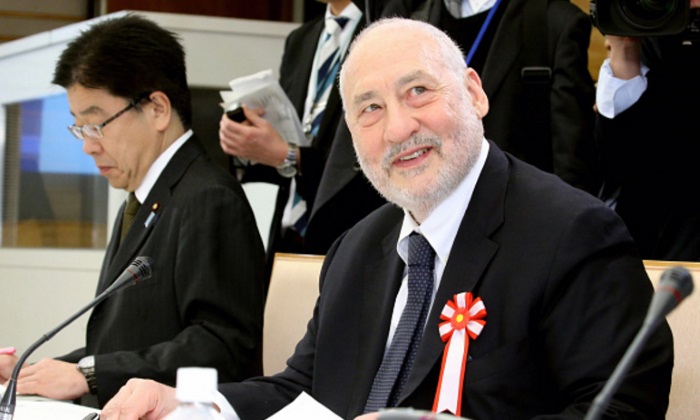 stiglitz-foto-traje.jpg