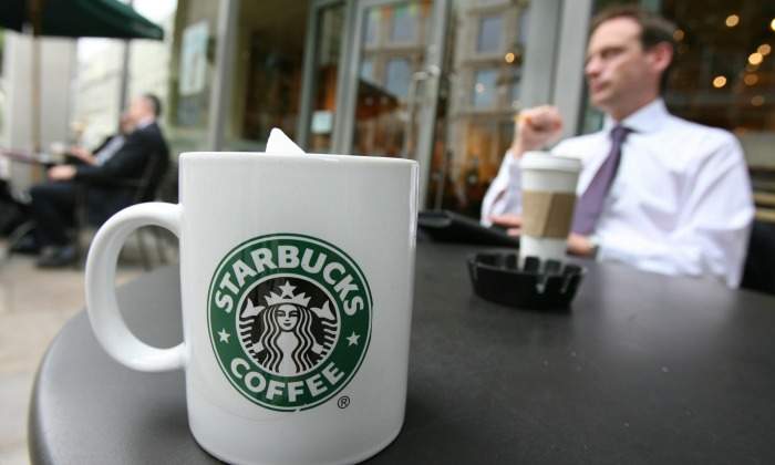 Starbucks-taza-hombre.jpg