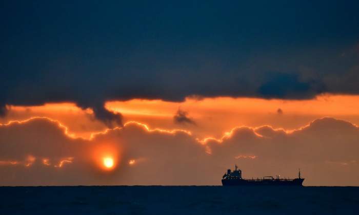 petrolero-oceano-atardecer.jpg