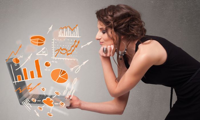 datos-analisis-portatil-mujer-700.jpg