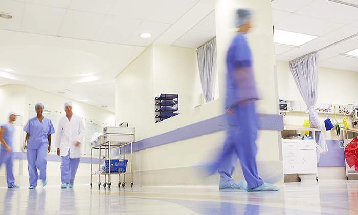 700x420_Medicos-en-hospital.jpg