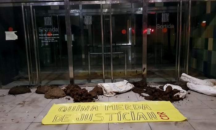 Los CDR vierten excrementos en las puertas de varios juzgados catalanes