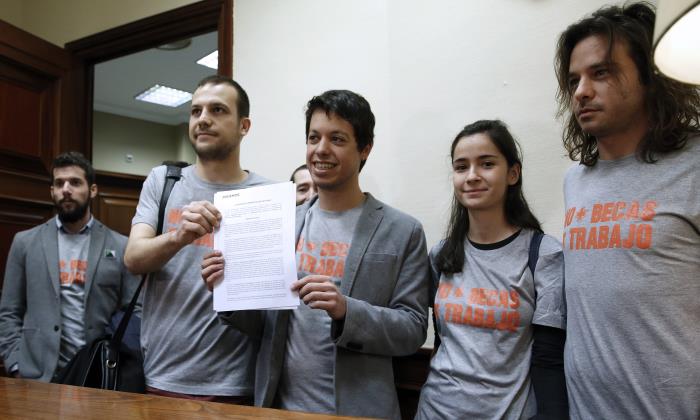 becarios-proposición-podemos-700-efe.jpg