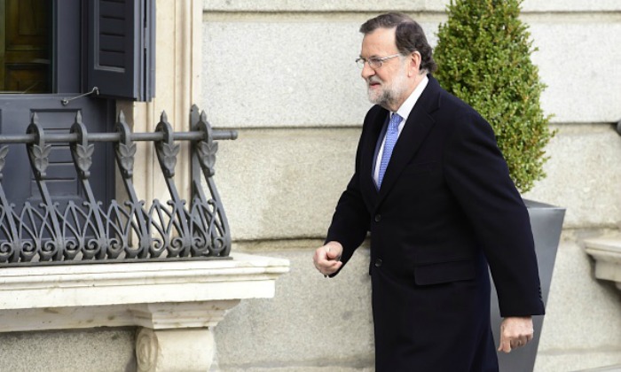 rajoy-andando-abrigo.jpg