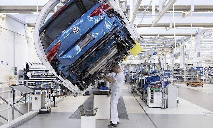 700x420_robot-fabrica-coches-volkswagen-operario-770.jpg