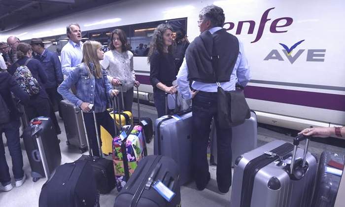 renfe-ave-personas-maleta.jpg