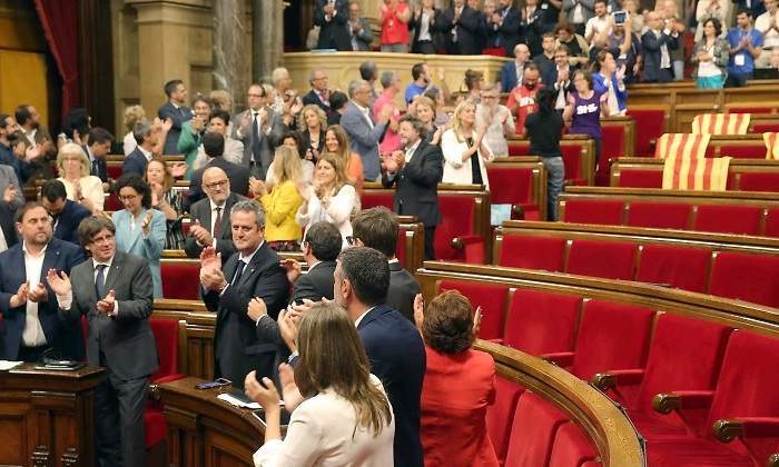 700x420_parlament-aprueba-referendum-efe.jpg