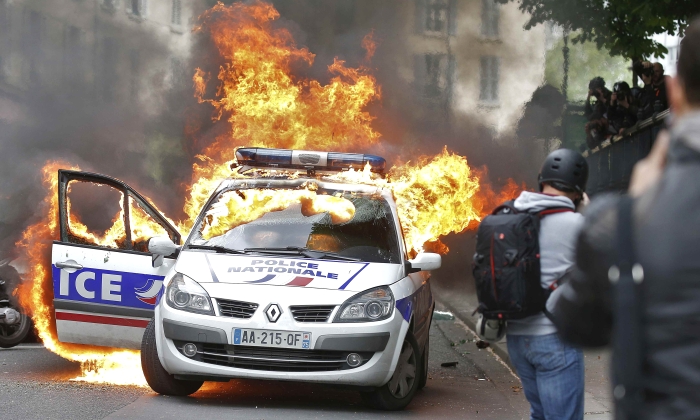 coche-policia-llamas-paris-reforma-laboral-reuters.jpg
