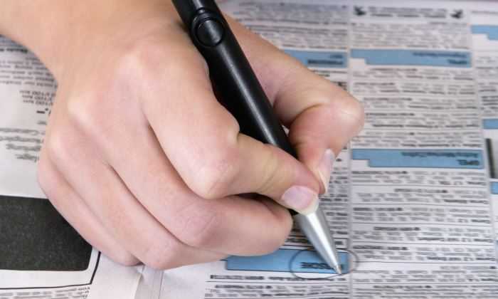 empleo-buscar-periodico-700-getty.jpg