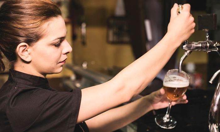 700x420_camarera-cerveza-grifo-770.jpg