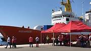 Los 629 inmigrantes del Aquarius superan su travesía por el Mediterráneo y llegan a Valencia