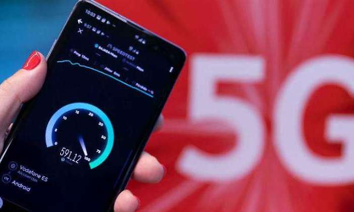 700x420_movil-5G-vodafone-mano.jpg