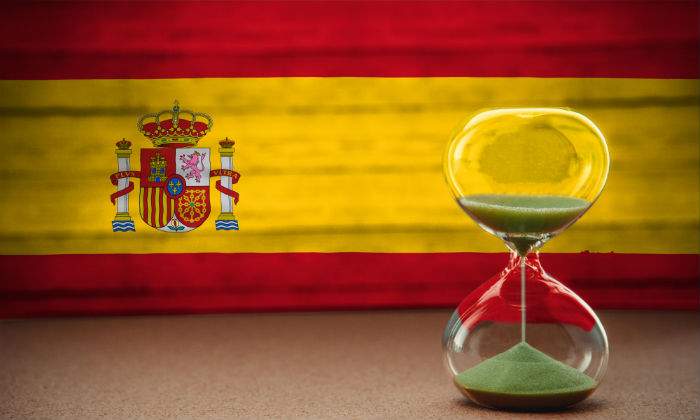 espana-bandera-reloj-arena-alamy.jpg