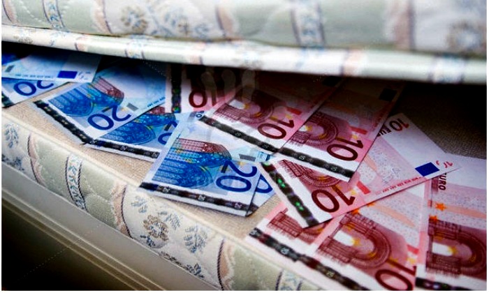 euros-colchon-debajo-700.jpg