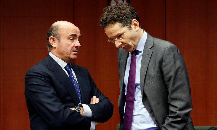 guindos-Dijsselbloem-brazos-reuters.png