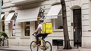La sentencia contra Glovo amenaza con dejar a los restaurantes y el comercio sin repartidores
