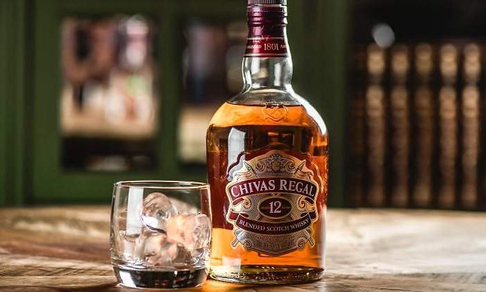 700x420_chivas-regal-botella-vaso-770-dreamstime.jpg