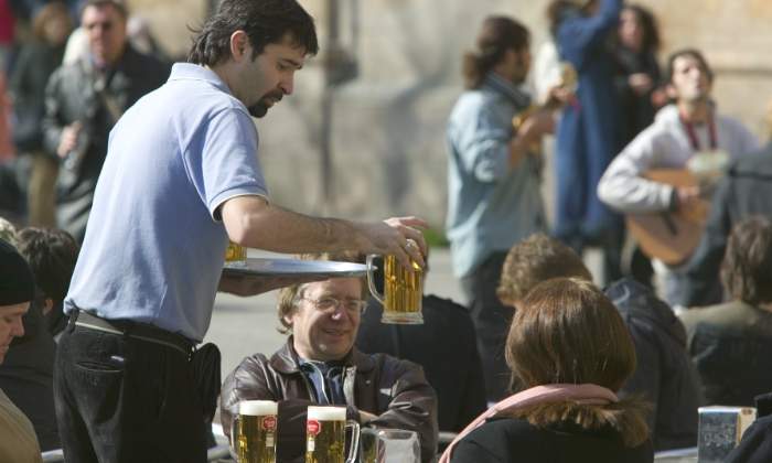 camarero-terraza-jarrascerveza.jpg