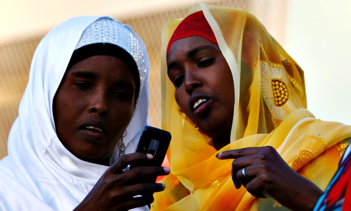 somalis-movil-mujeres-700.jpg